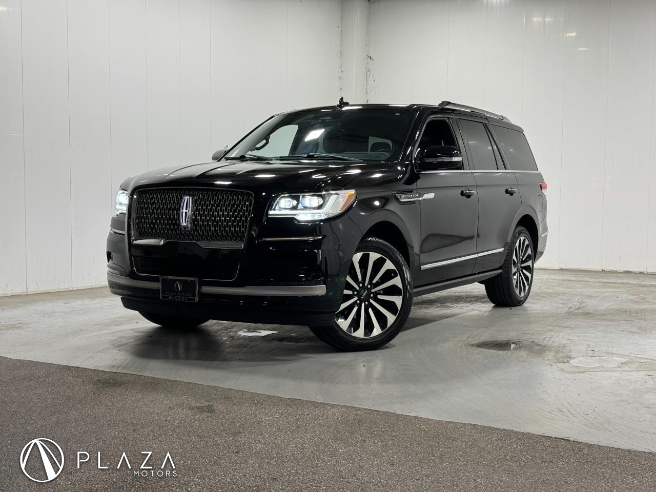 Lincoln Navigator Vehicle Full-screen Gallery Image 01