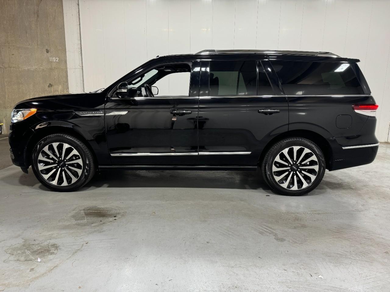 Lincoln Navigator Vehicle Full-screen Gallery Image 02