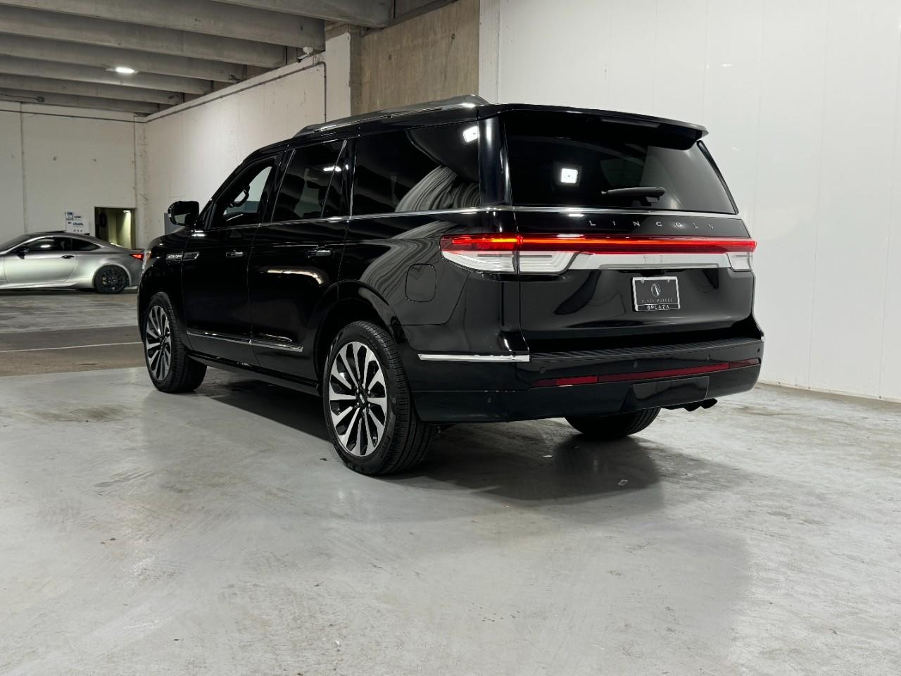 Lincoln Navigator Vehicle Full-screen Gallery Image 03