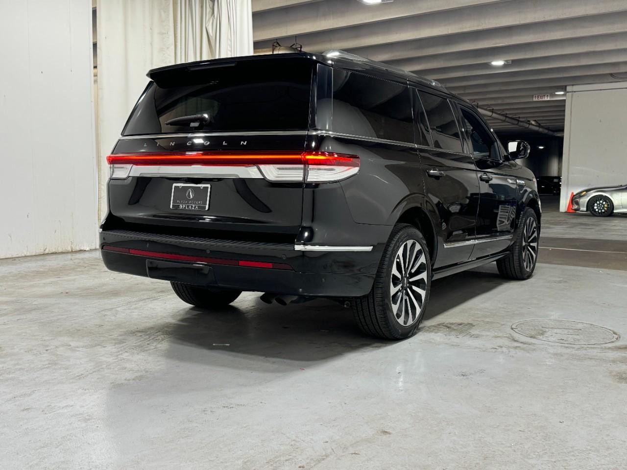 Lincoln Navigator Vehicle Full-screen Gallery Image 04