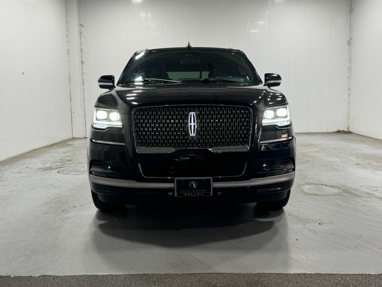 Lincoln Navigator Vehicle Full-screen Gallery Image 07