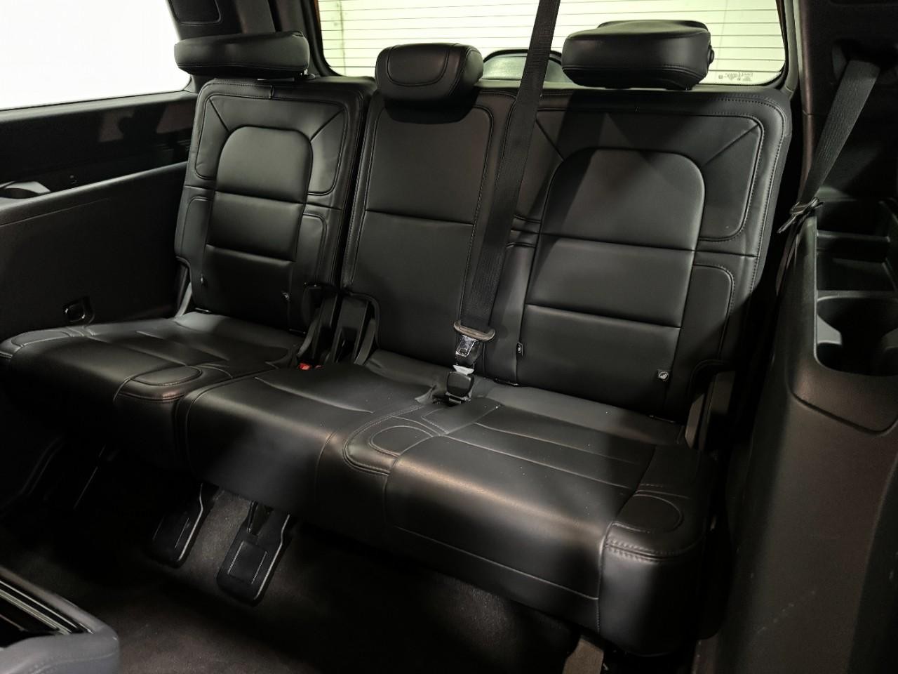 Lincoln Navigator Vehicle Full-screen Gallery Image 08