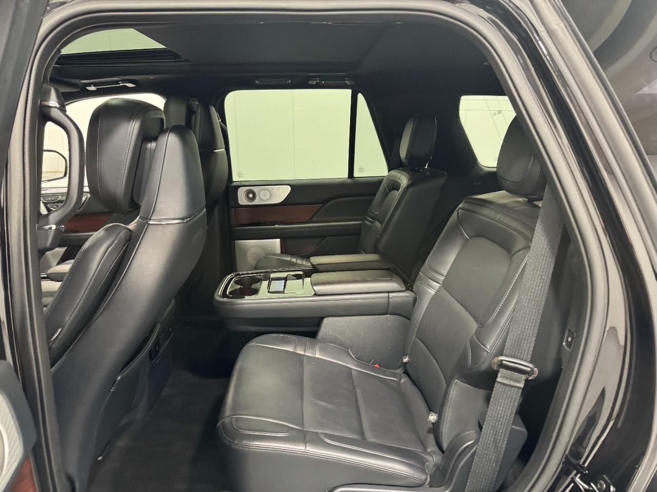 Lincoln Navigator Vehicle Full-screen Gallery Image 09