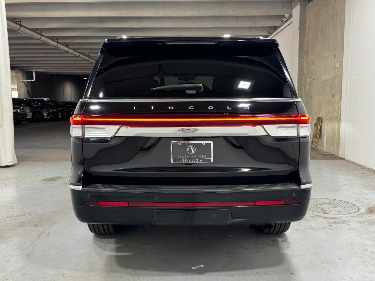 Lincoln Navigator Vehicle Full-screen Gallery Image 10