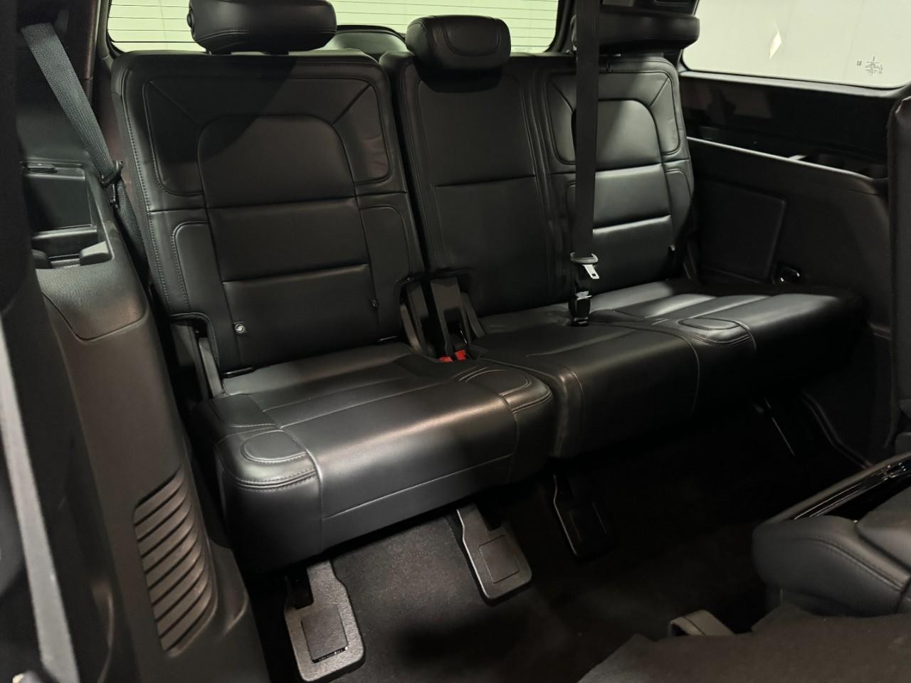 Lincoln Navigator Vehicle Full-screen Gallery Image 11