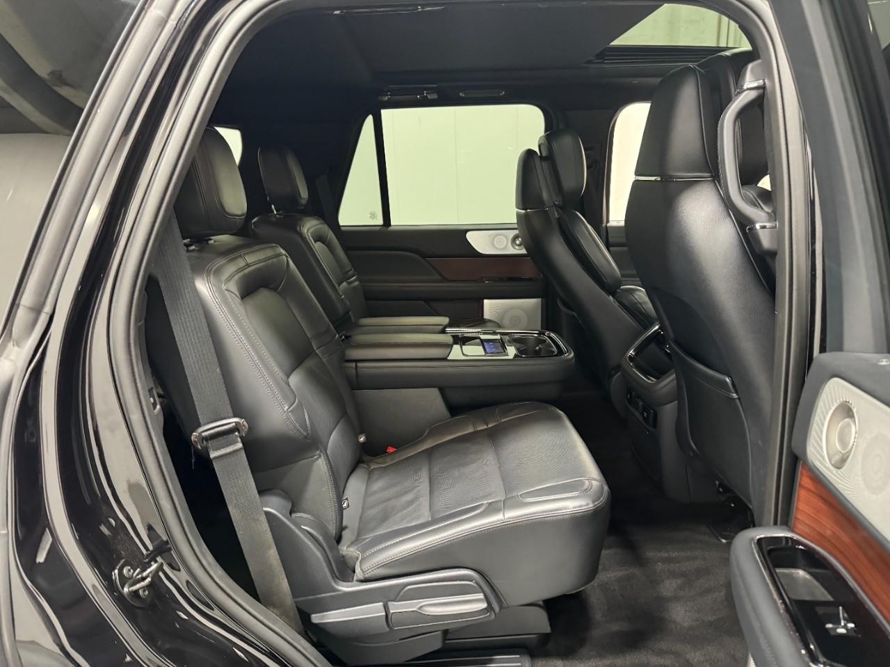 Lincoln Navigator Vehicle Full-screen Gallery Image 12