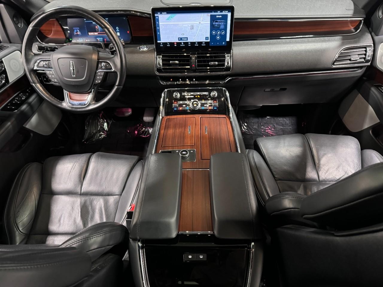 Lincoln Navigator Vehicle Full-screen Gallery Image 15