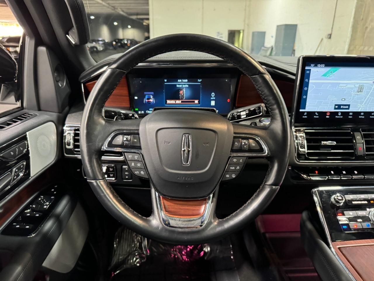 Lincoln Navigator Vehicle Full-screen Gallery Image 16