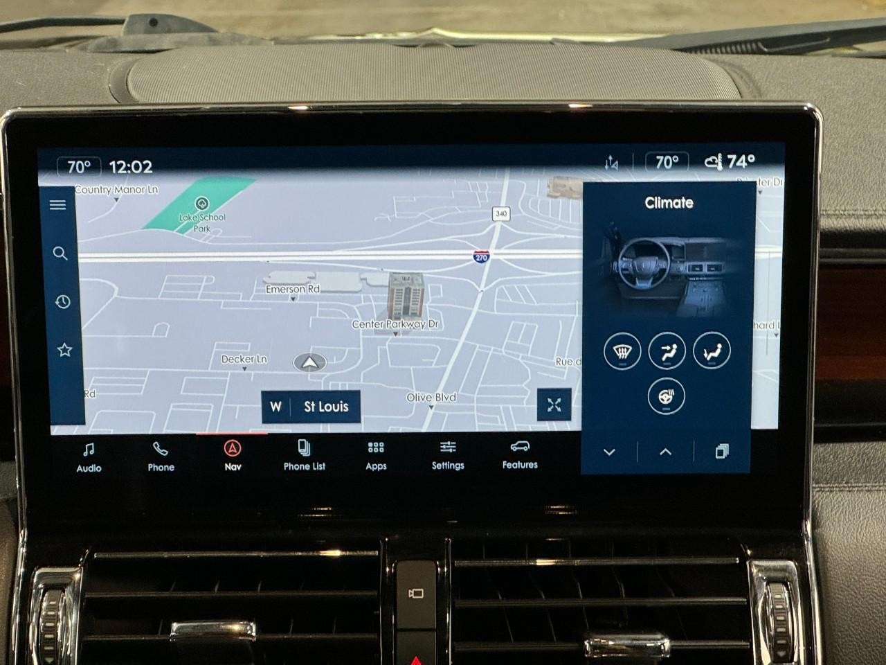 Lincoln Navigator Vehicle Full-screen Gallery Image 17