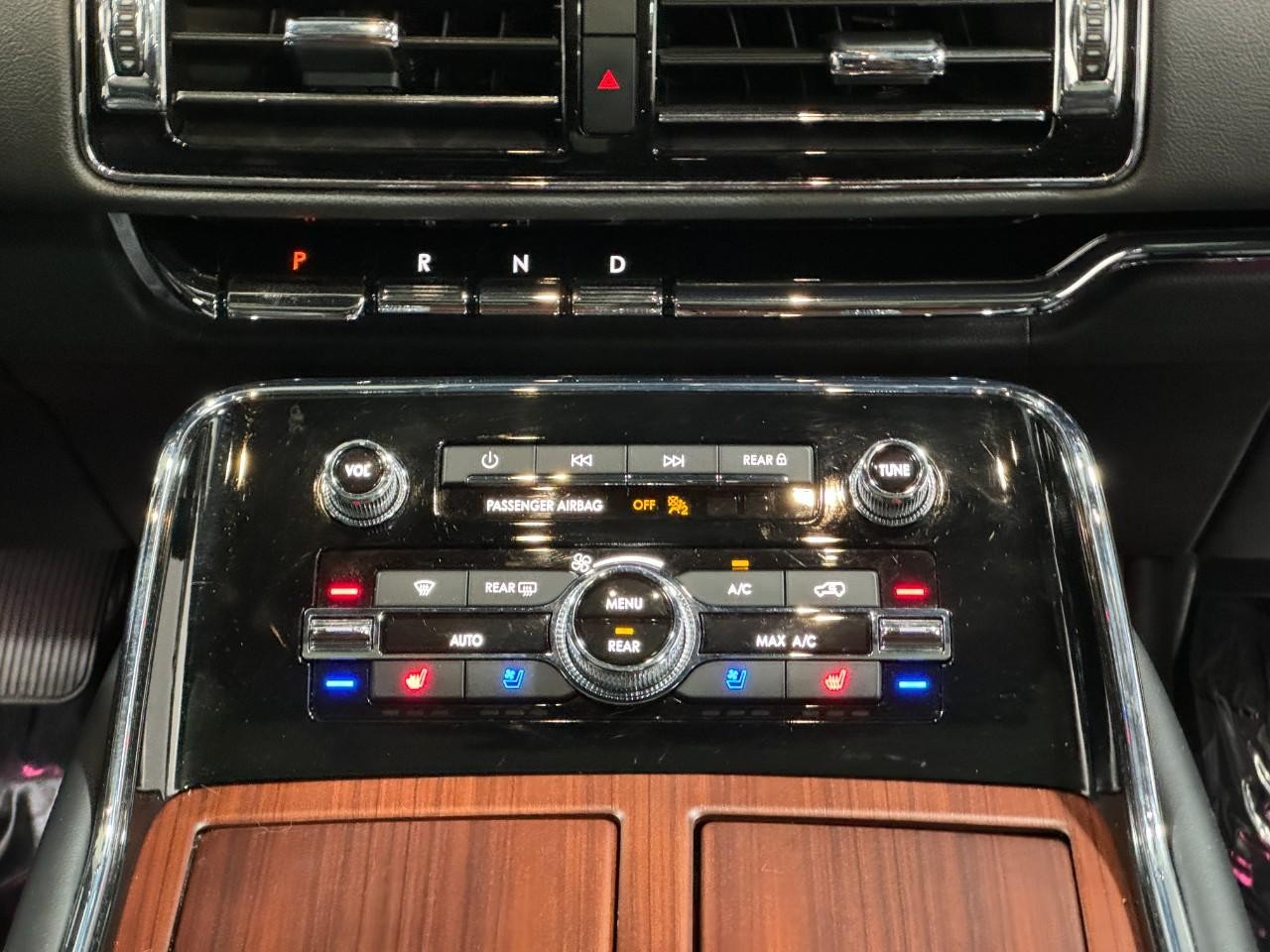 Lincoln Navigator Vehicle Full-screen Gallery Image 18