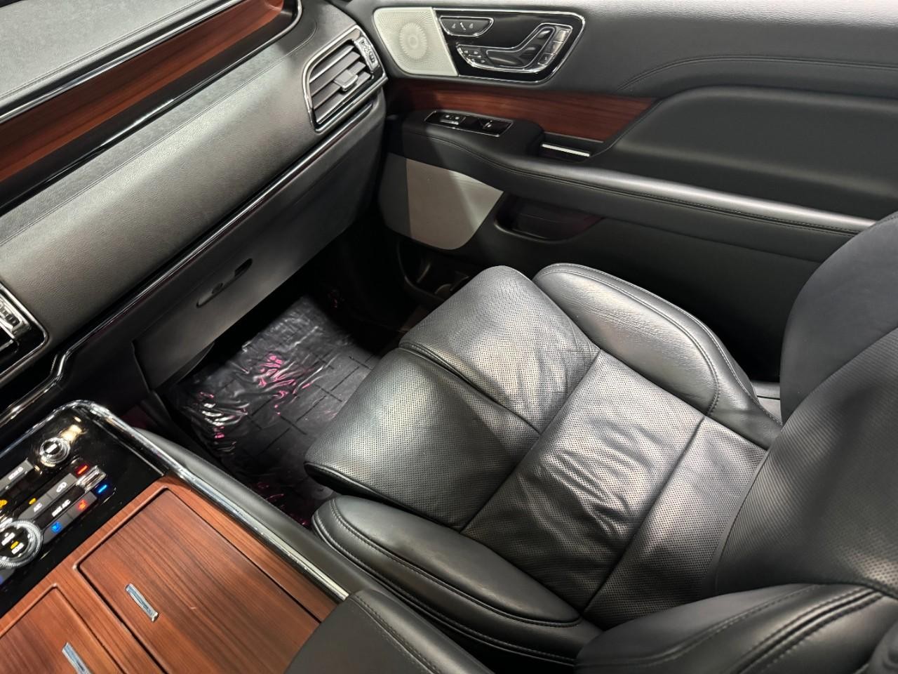 Lincoln Navigator Vehicle Full-screen Gallery Image 19