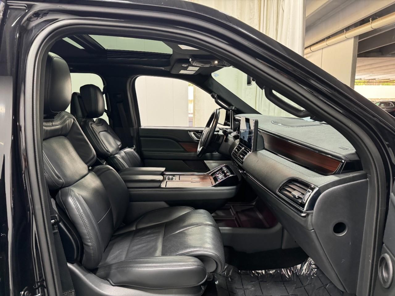 Lincoln Navigator Vehicle Full-screen Gallery Image 20