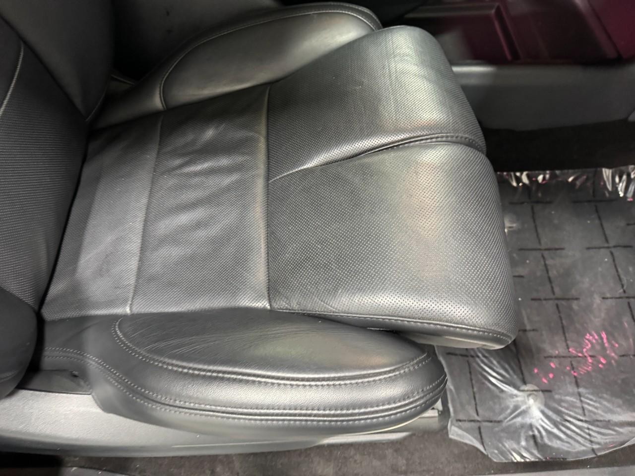 Lincoln Navigator Vehicle Full-screen Gallery Image 21