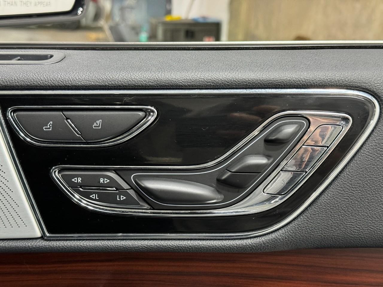 Lincoln Navigator Vehicle Full-screen Gallery Image 22