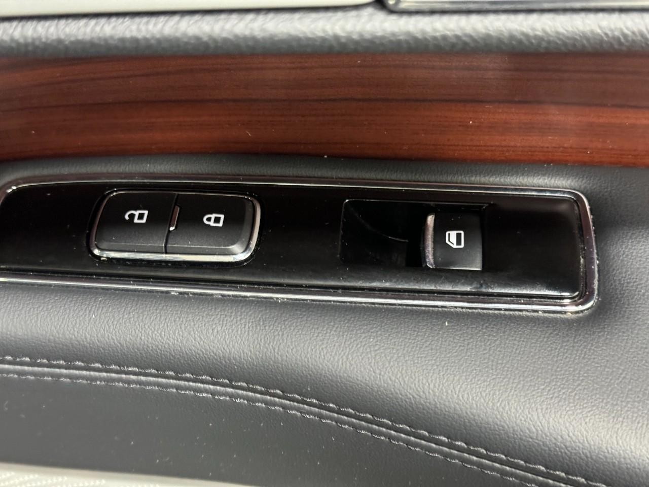 Lincoln Navigator Vehicle Full-screen Gallery Image 23