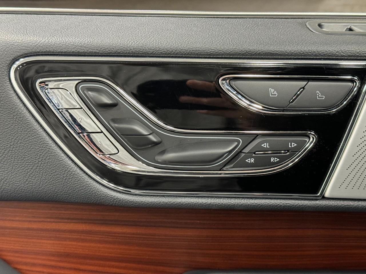 Lincoln Navigator Vehicle Full-screen Gallery Image 24