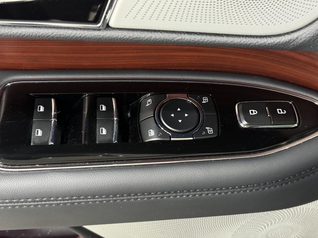 Lincoln Navigator Vehicle Full-screen Gallery Image 25