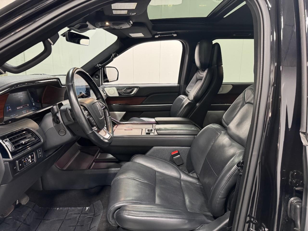 Lincoln Navigator Vehicle Full-screen Gallery Image 26