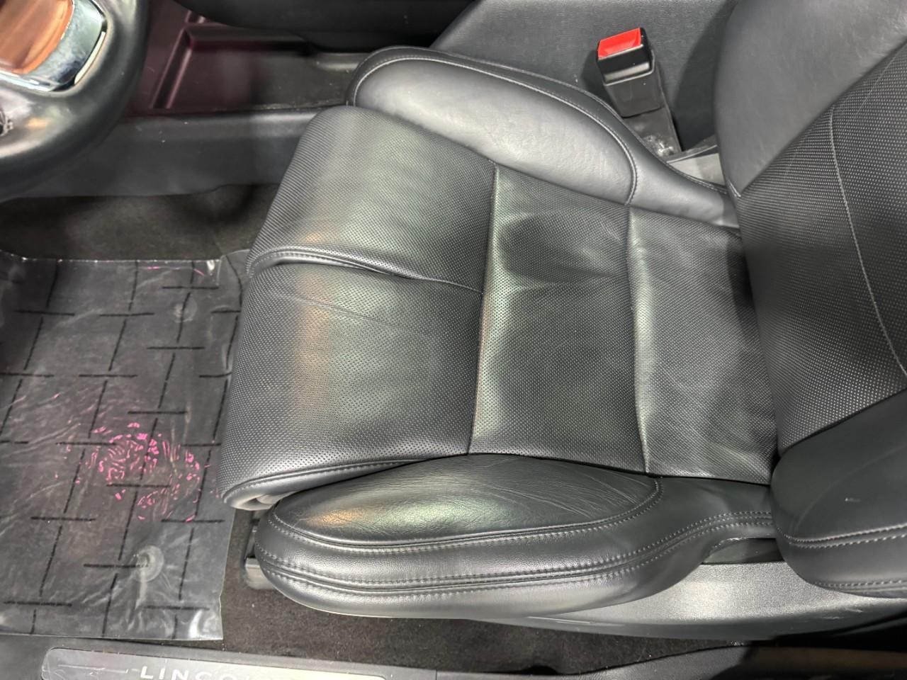 Lincoln Navigator Vehicle Full-screen Gallery Image 27