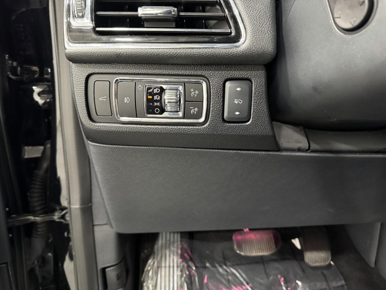 Lincoln Navigator Vehicle Full-screen Gallery Image 28