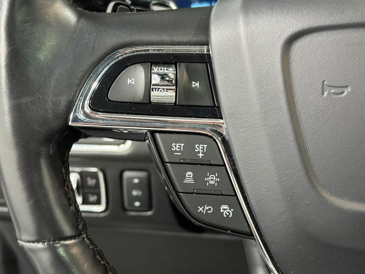 Lincoln Navigator Vehicle Full-screen Gallery Image 29