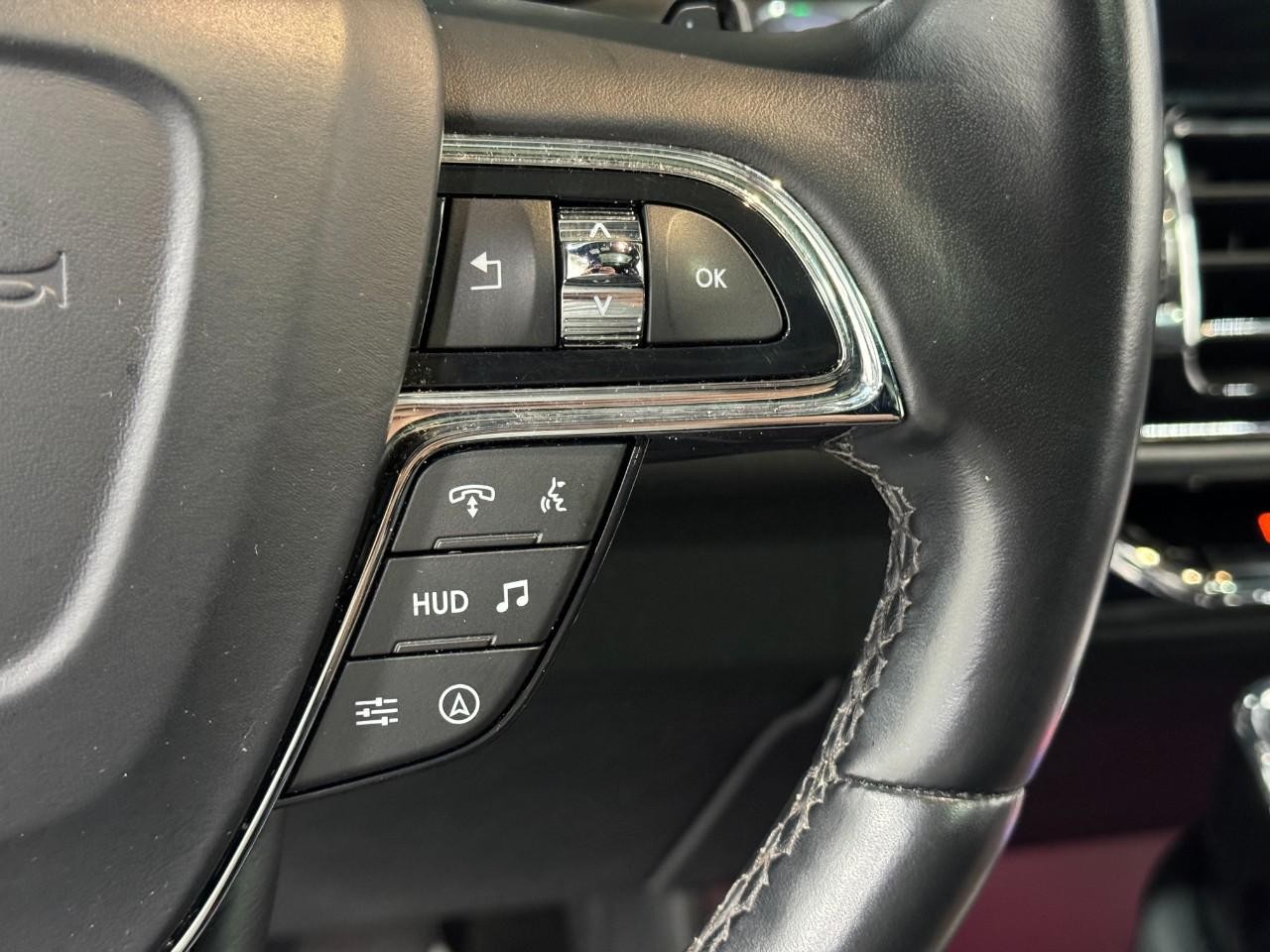 Lincoln Navigator Vehicle Full-screen Gallery Image 30