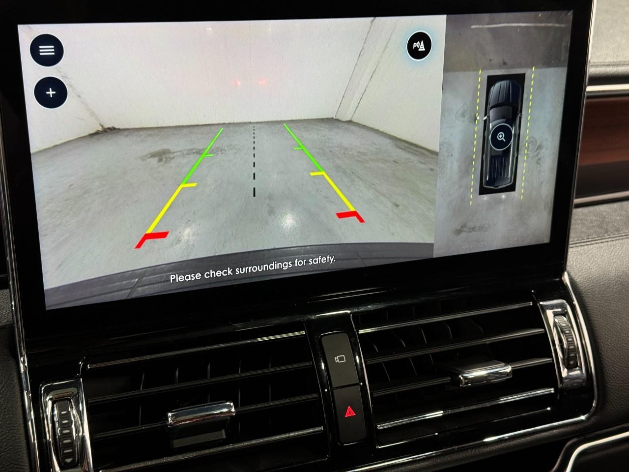 Lincoln Navigator Vehicle Full-screen Gallery Image 32