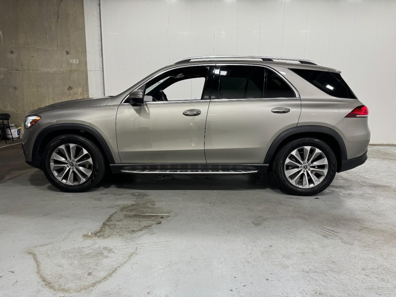 Mercedes-Benz GLE Vehicle Full-screen Gallery Image 2