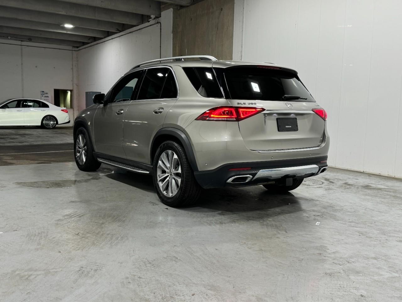 Mercedes-Benz GLE Vehicle Full-screen Gallery Image 3