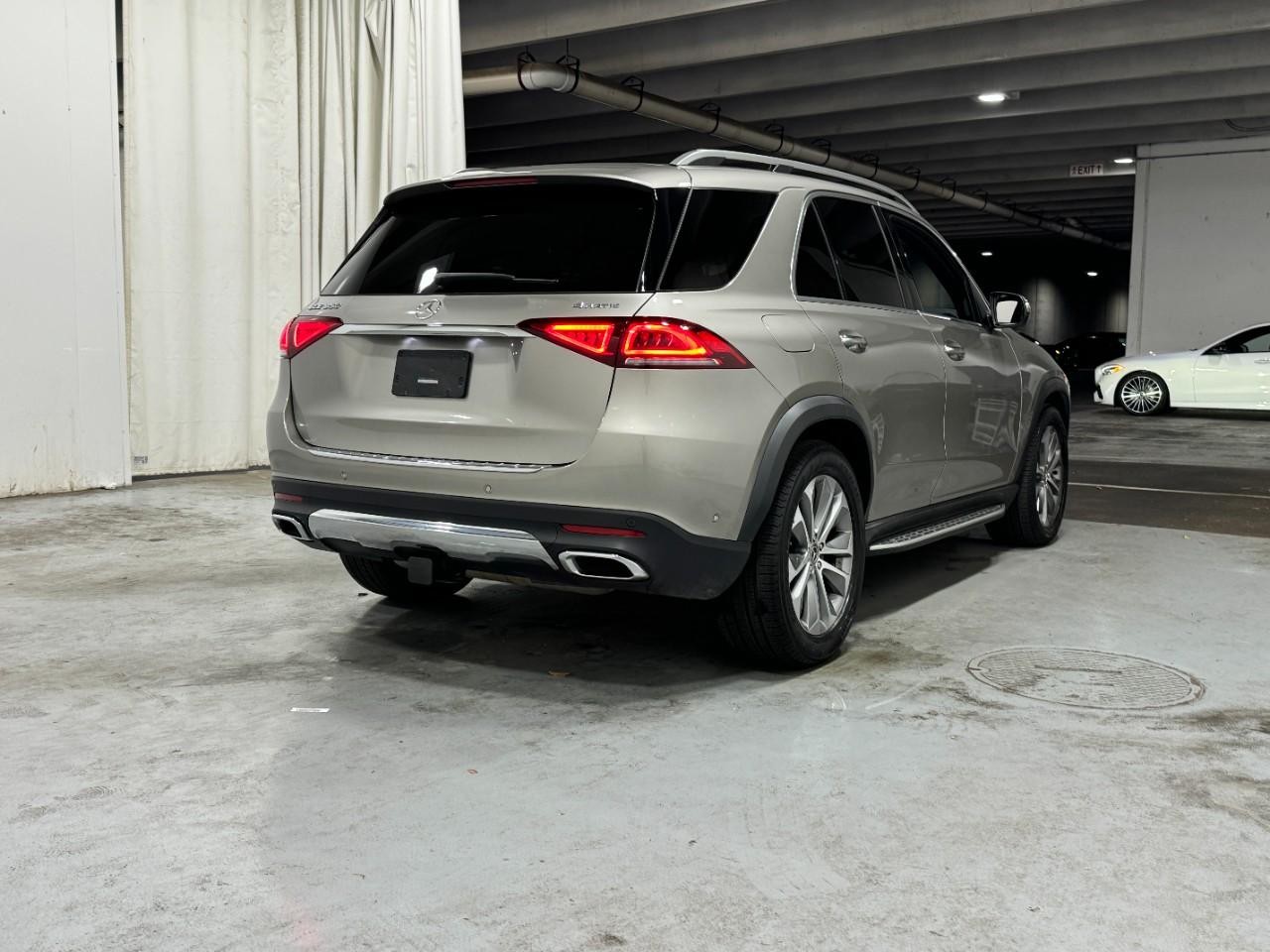 Mercedes-Benz GLE Vehicle Full-screen Gallery Image 4