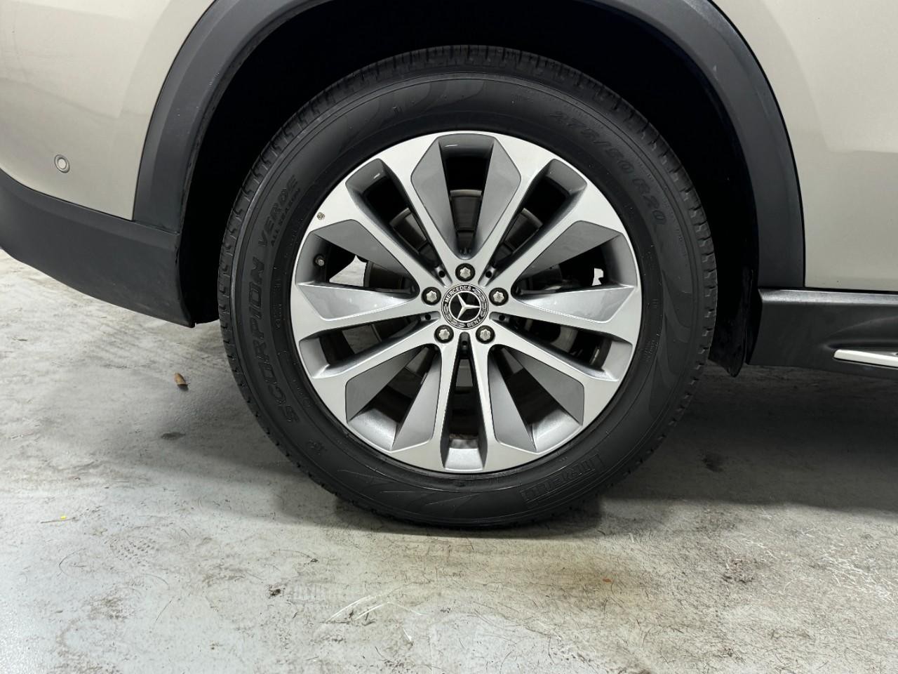 Mercedes-Benz GLE Vehicle Full-screen Gallery Image 5