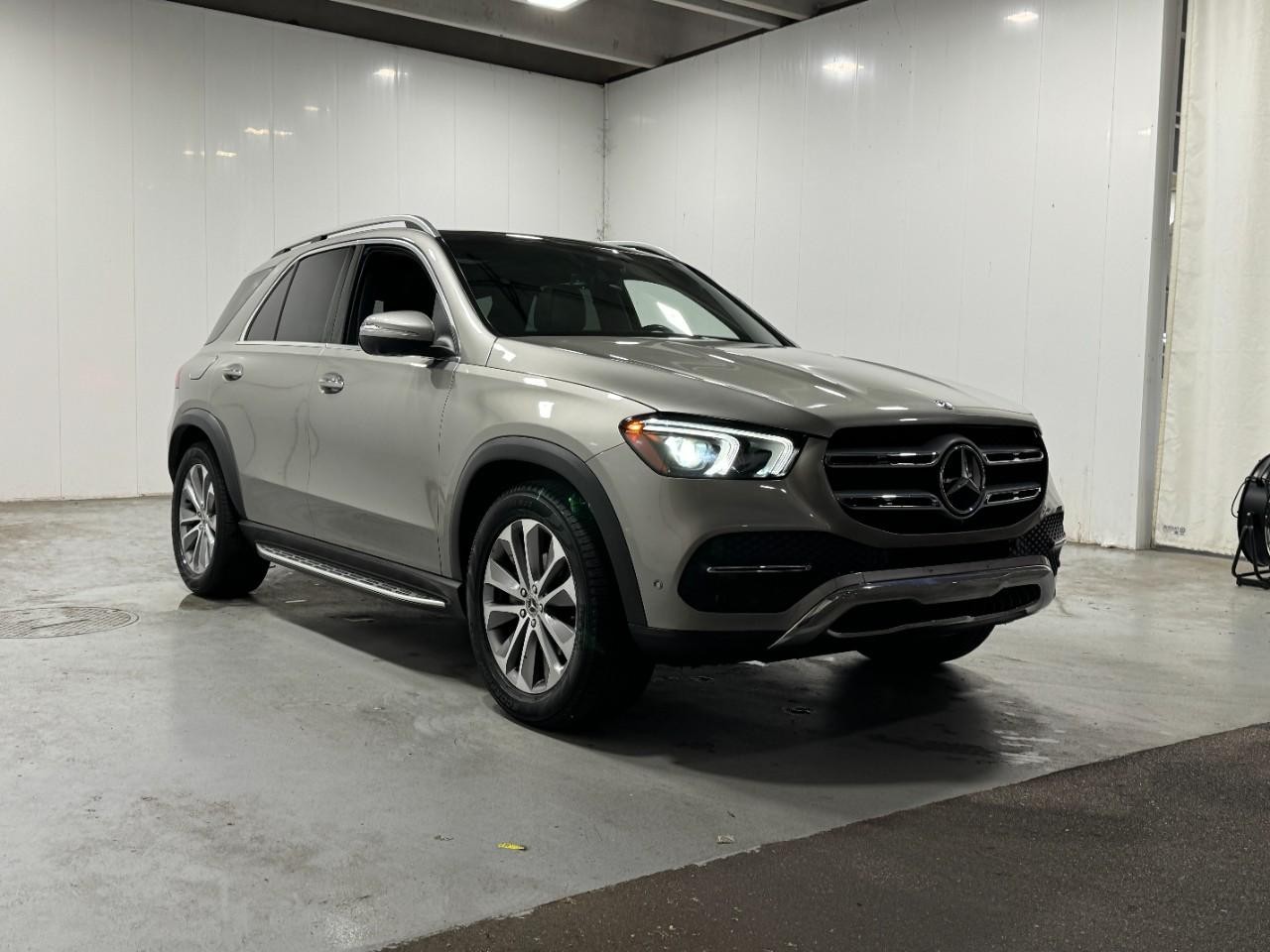 Mercedes-Benz GLE Vehicle Full-screen Gallery Image 6