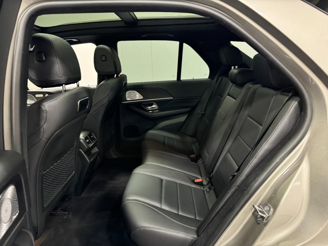 Mercedes-Benz GLE Vehicle Full-screen Gallery Image 8