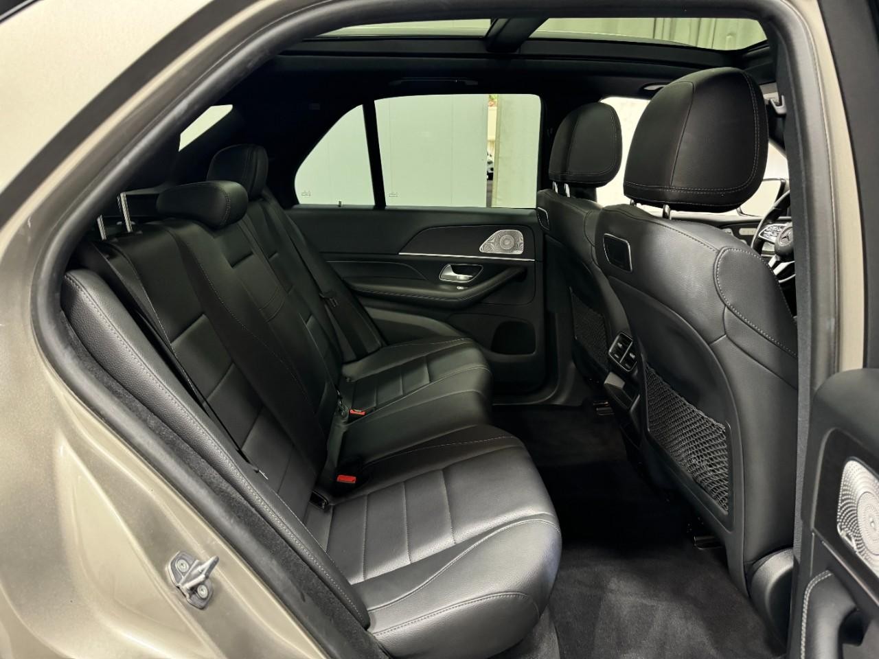 Mercedes-Benz GLE Vehicle Full-screen Gallery Image 10