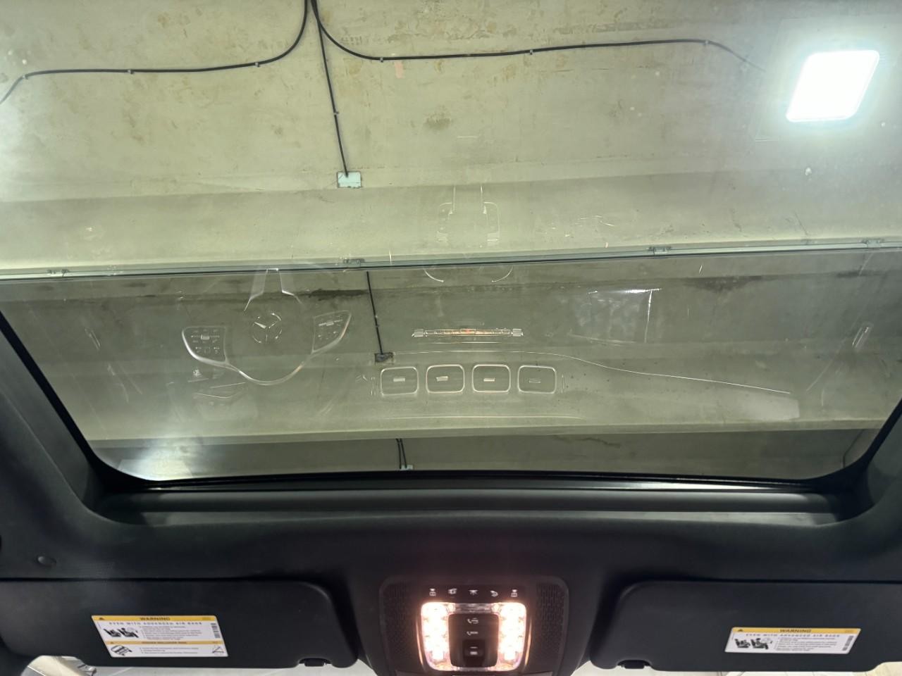 Mercedes-Benz GLE Vehicle Full-screen Gallery Image 11