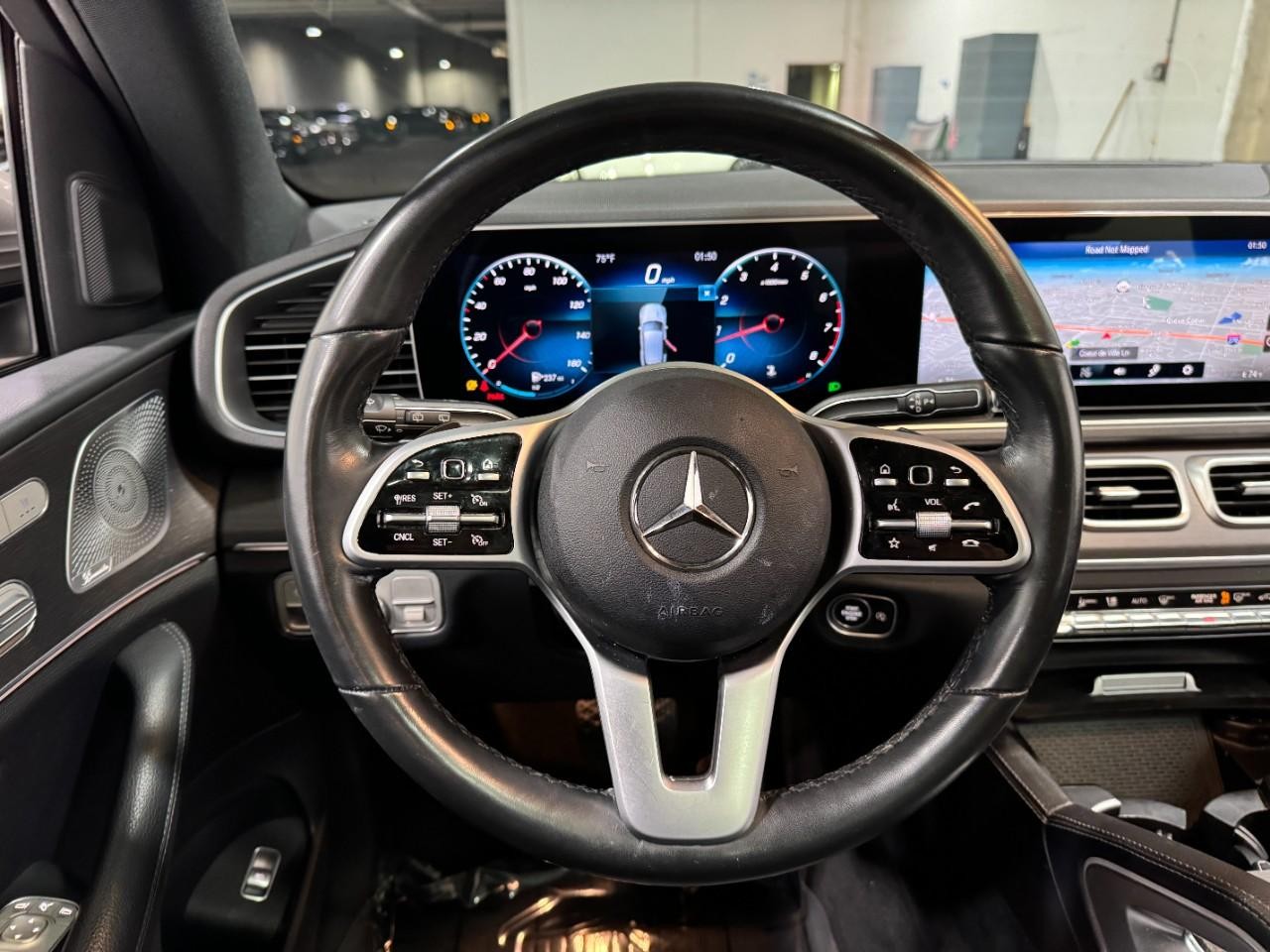 Mercedes-Benz GLE Vehicle Full-screen Gallery Image 13