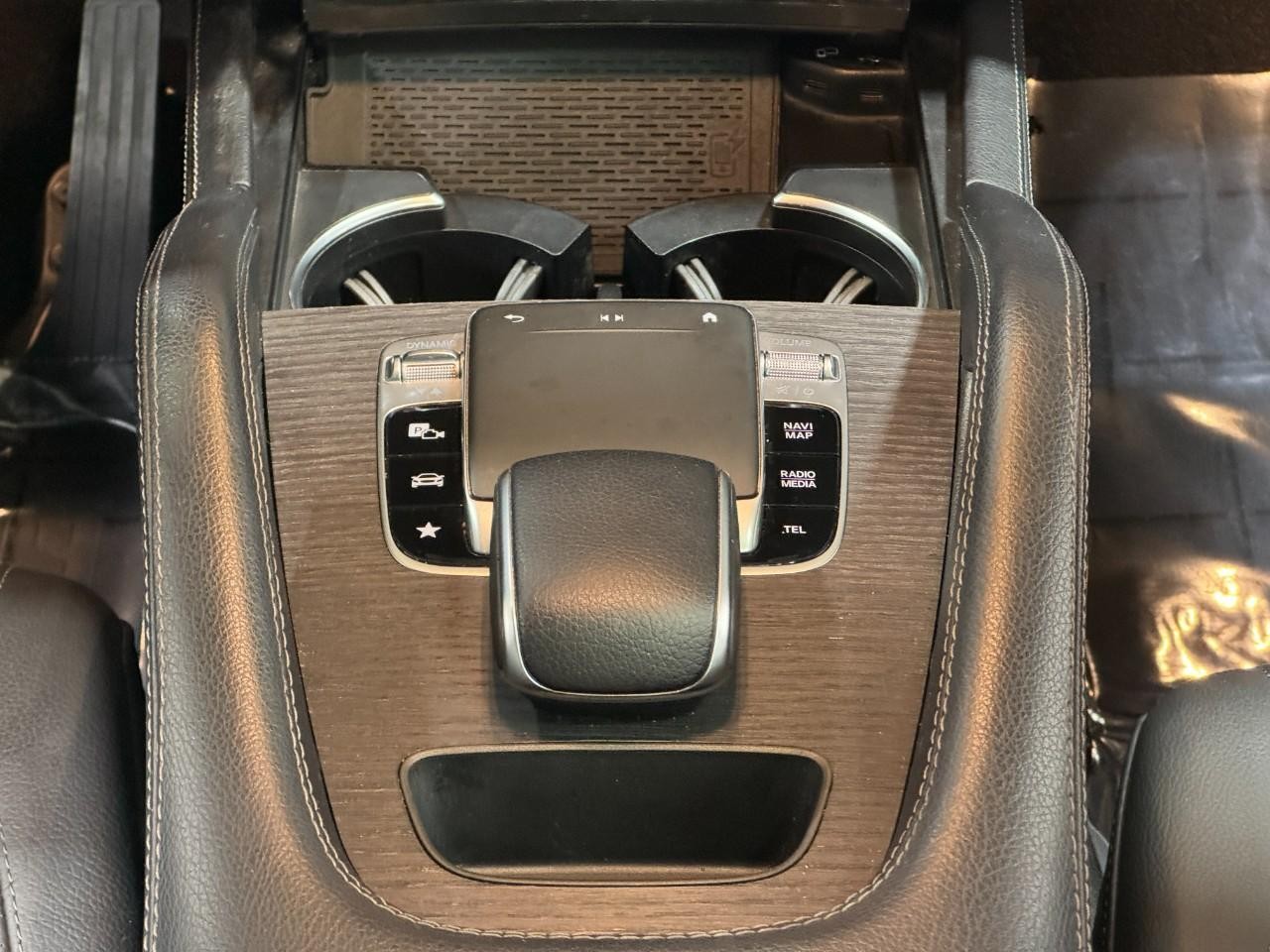 Mercedes-Benz GLE Vehicle Full-screen Gallery Image 16