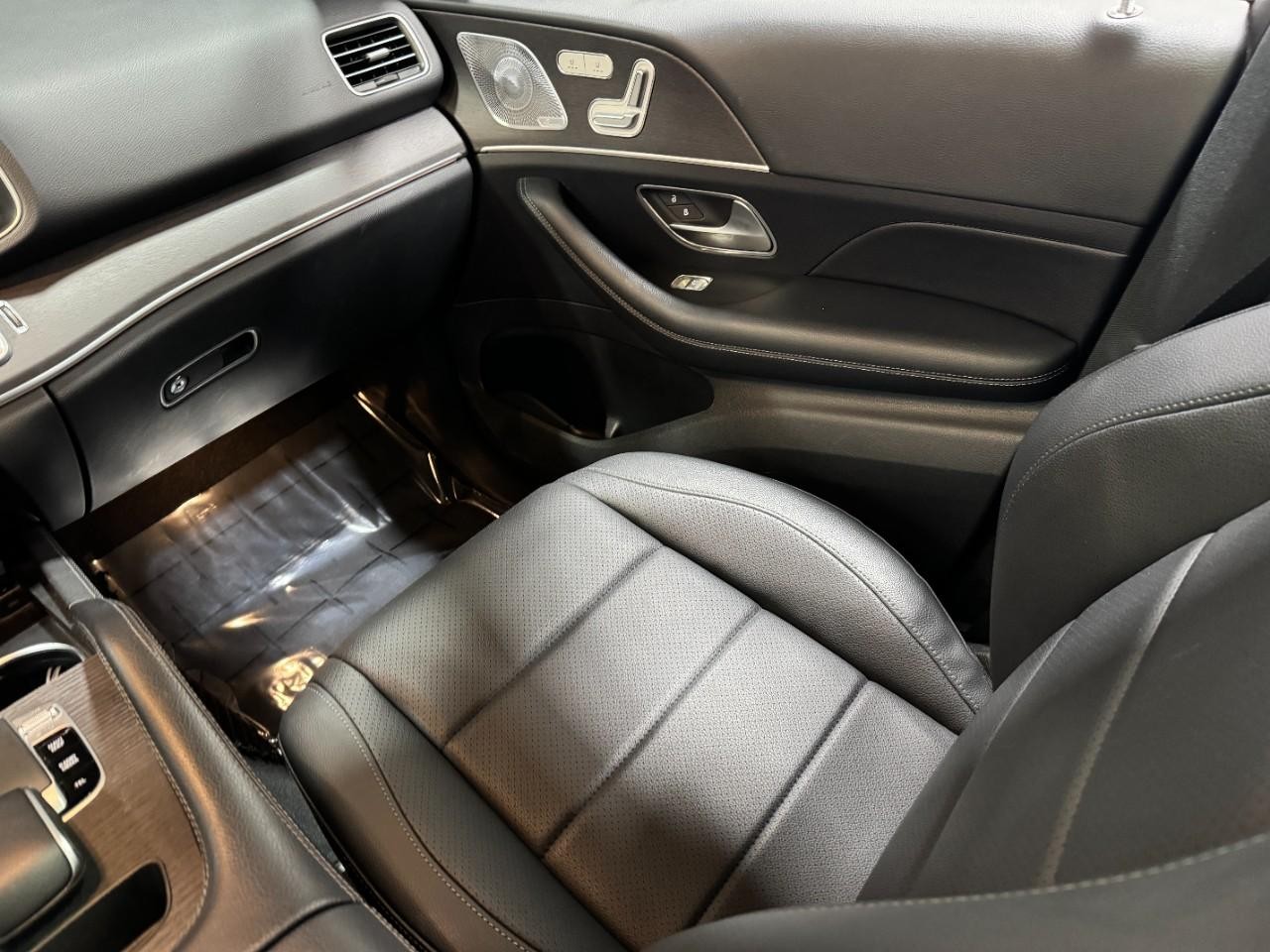 Mercedes-Benz GLE Vehicle Full-screen Gallery Image 17