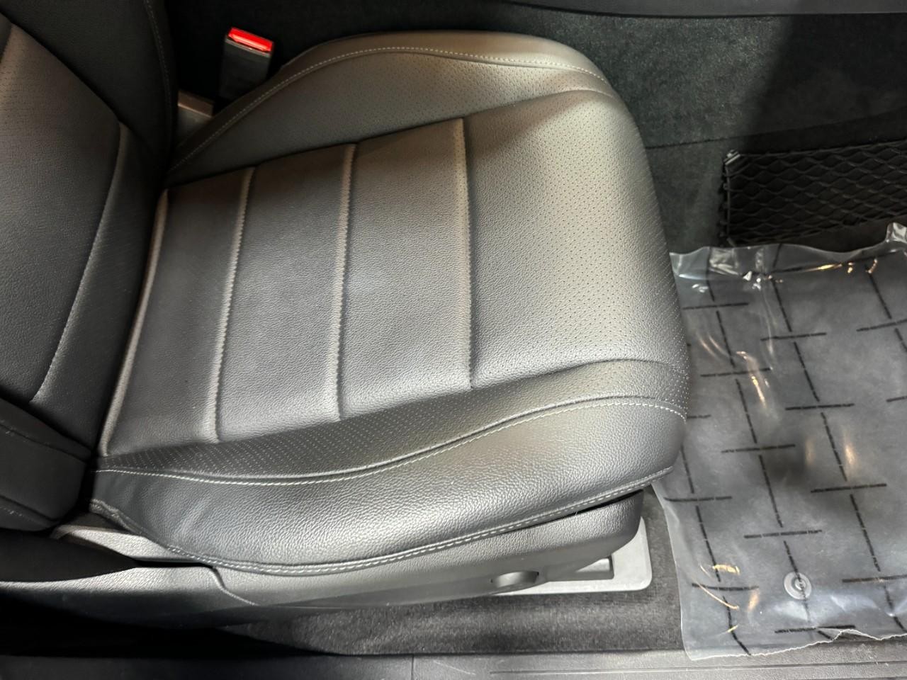 Mercedes-Benz GLE Vehicle Full-screen Gallery Image 19