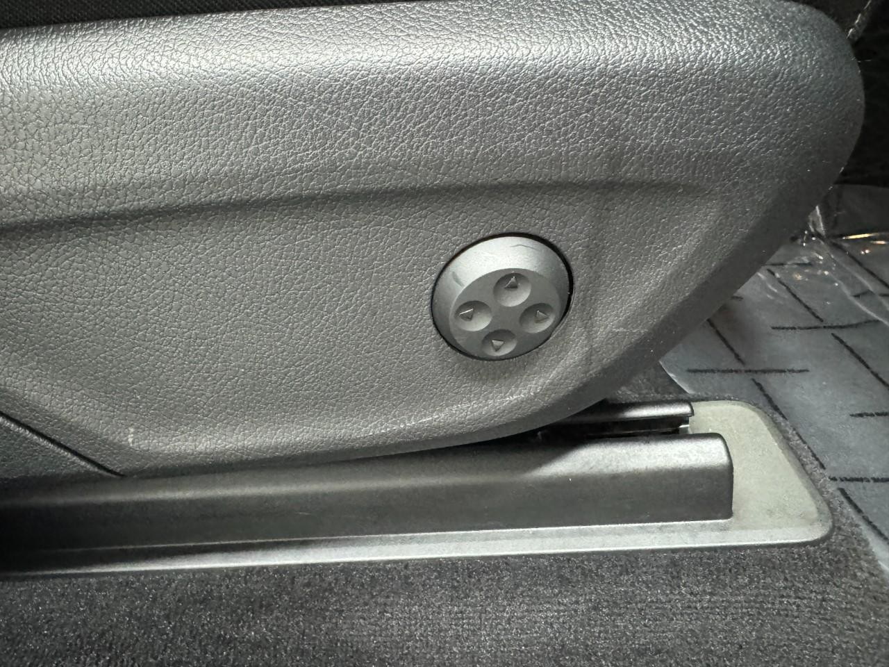 Mercedes-Benz GLE Vehicle Full-screen Gallery Image 20