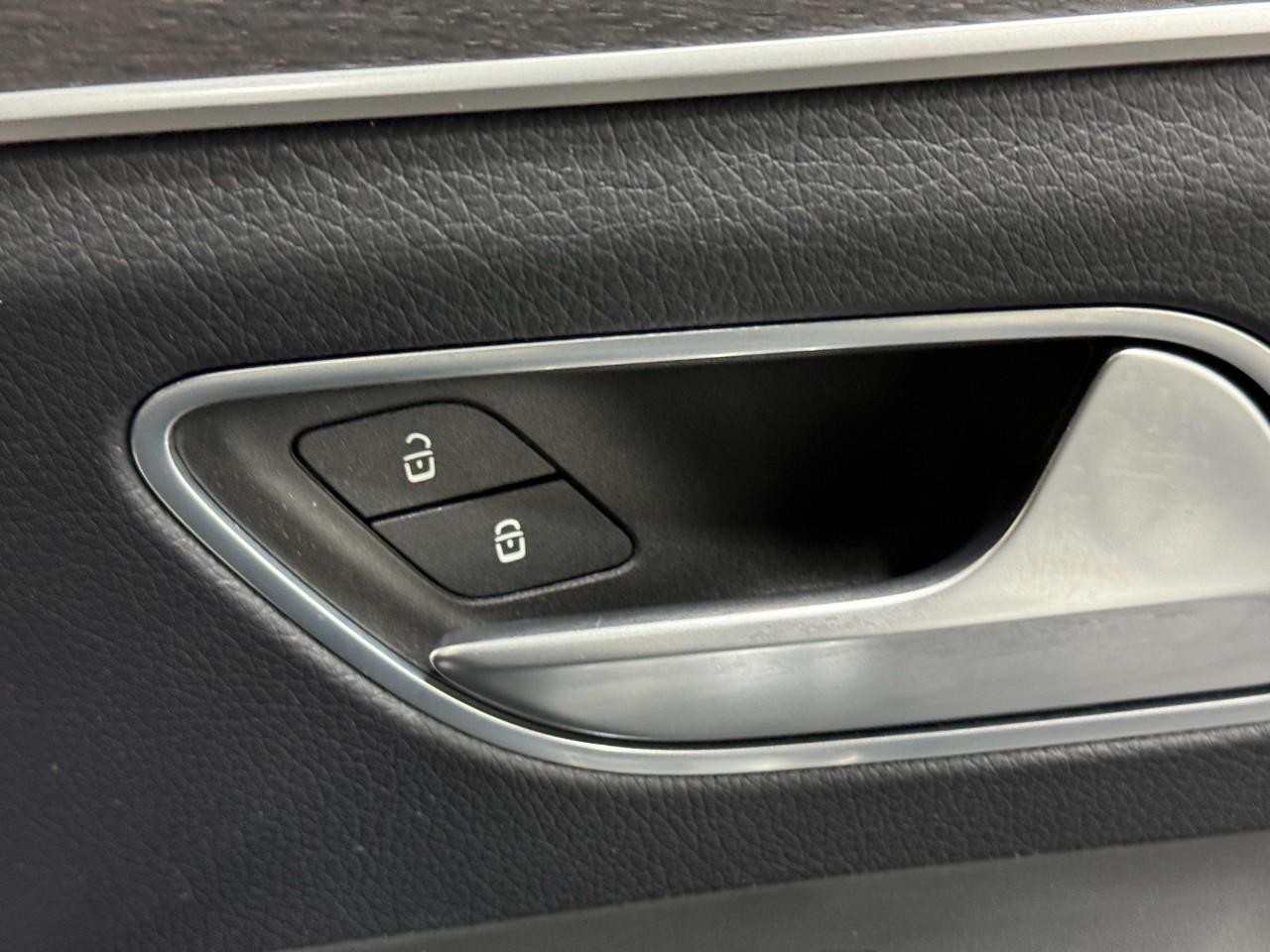 Mercedes-Benz GLE Vehicle Full-screen Gallery Image 22