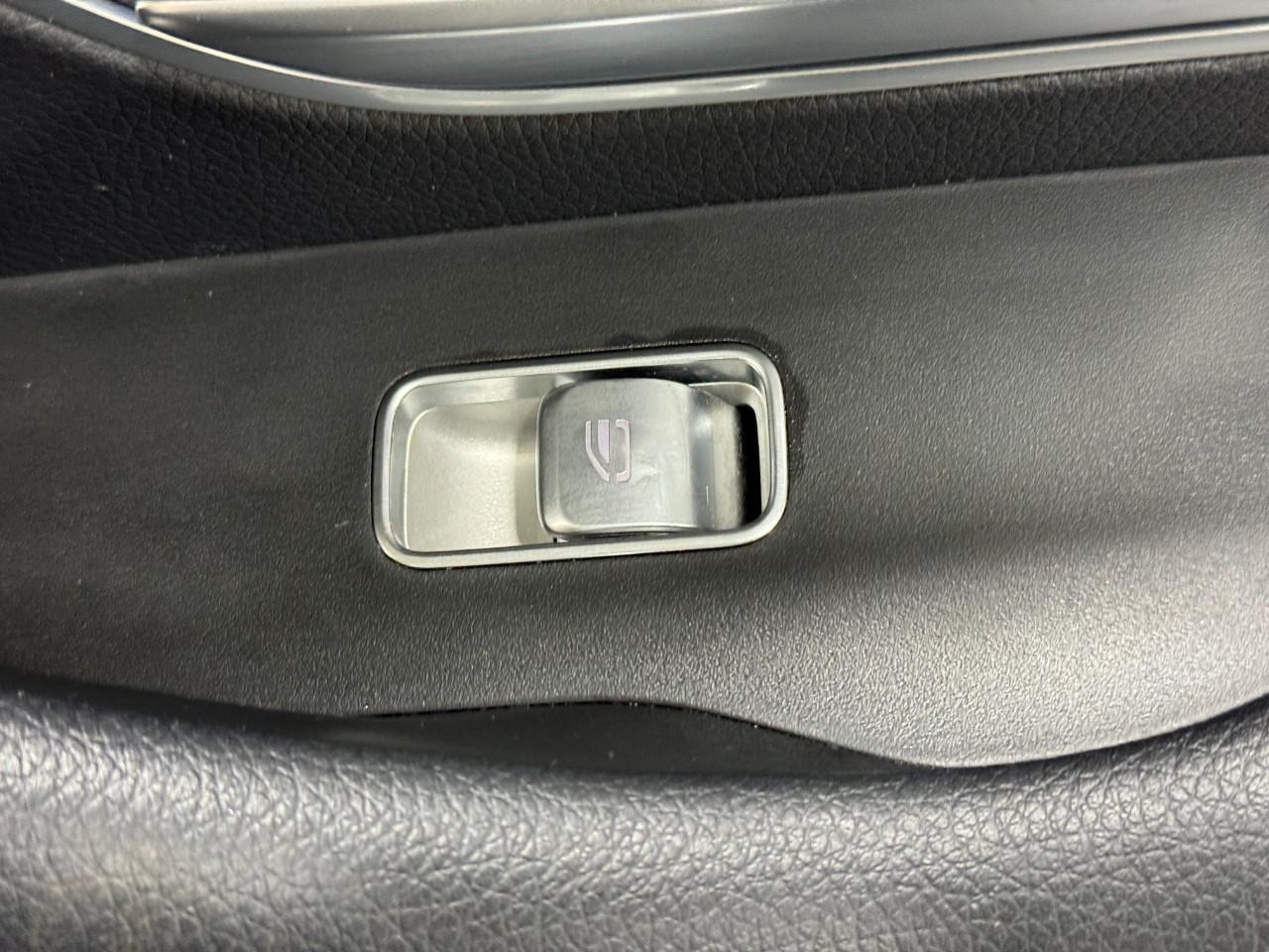 Mercedes-Benz GLE Vehicle Full-screen Gallery Image 23