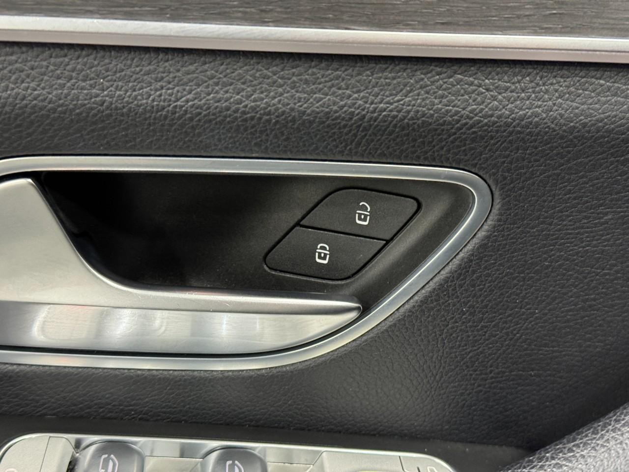 Mercedes-Benz GLE Vehicle Full-screen Gallery Image 26