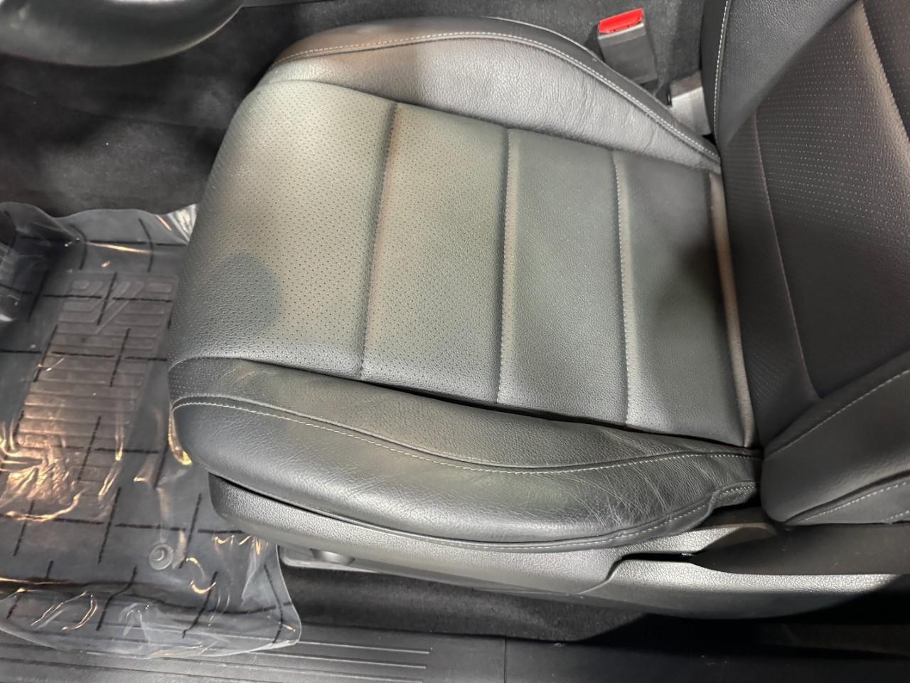 Mercedes-Benz GLE Vehicle Full-screen Gallery Image 30