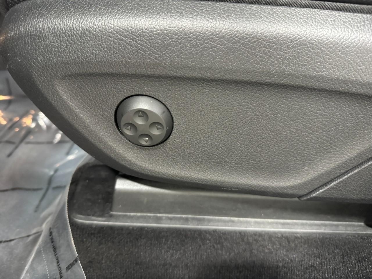 Mercedes-Benz GLE Vehicle Full-screen Gallery Image 31