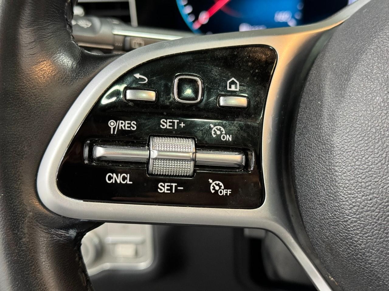 Mercedes-Benz GLE Vehicle Full-screen Gallery Image 33