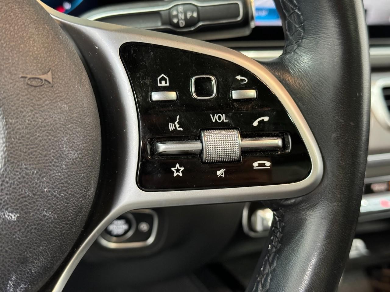 Mercedes-Benz GLE Vehicle Full-screen Gallery Image 34