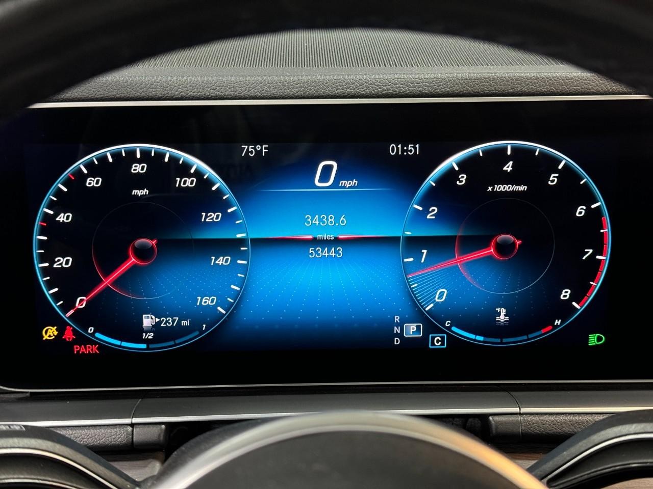 Mercedes-Benz GLE Vehicle Full-screen Gallery Image 35