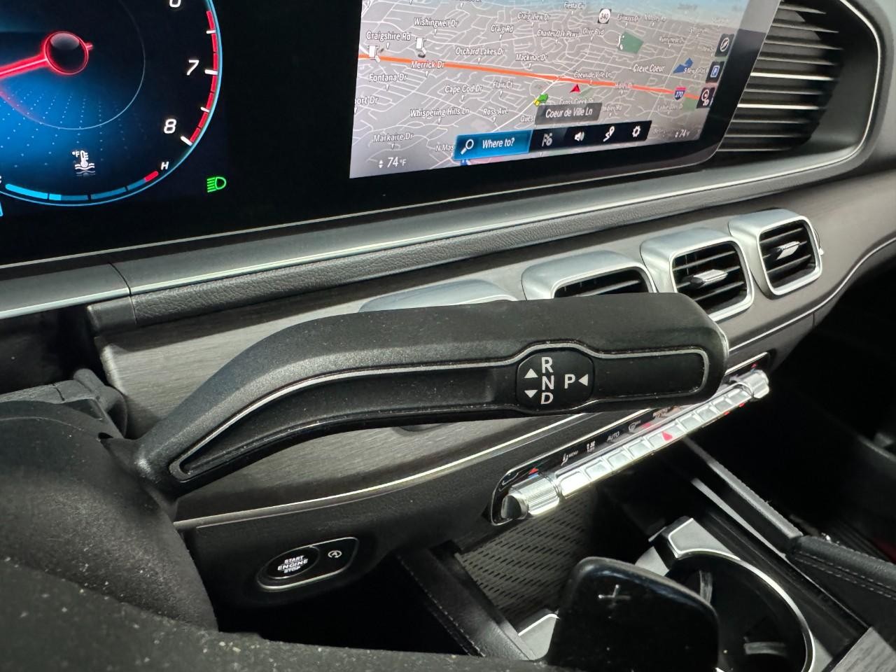 Mercedes-Benz GLE Vehicle Full-screen Gallery Image 36