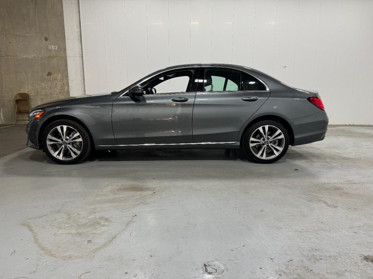 Mercedes-Benz C-Class Vehicle Full-screen Gallery Image 02